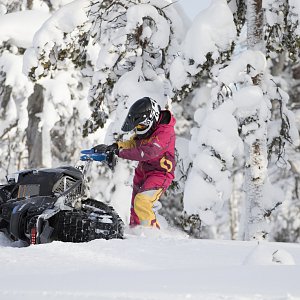 Niina Kallojärvi kaivaa.