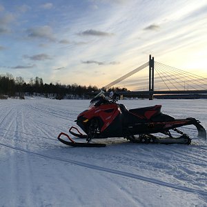 Kelkkailua Jätkänkynttilän lähistöllä helmikuussa